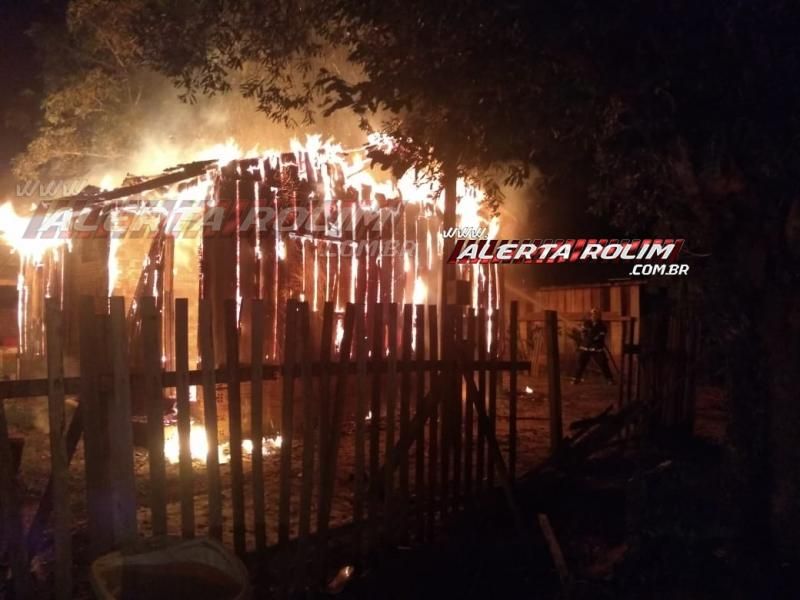 Rolim de Moura – Casa abandonada é destruída por incêndio durante a madrugada no Bairro Beira Rio, assista ao vídeo Rolim de Moura – Casa abandonada é destruída por incêndio durante a madrugada no Bairro Beira Rio, assista ao vídeo