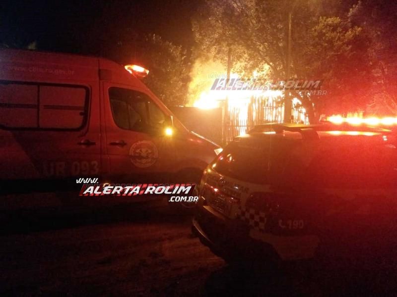 Rolim de Moura – Casa abandonada é destruída por incêndio durante a madrugada no Bairro Beira Rio, assista ao vídeo Rolim de Moura – Casa abandonada é destruída por incêndio durante a madrugada no Bairro Beira Rio, assista ao vídeo