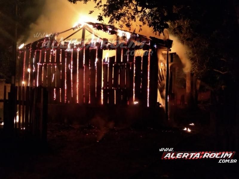 Rolim de Moura – Casa abandonada é destruída por incêndio durante a madrugada no Bairro Beira Rio, assista ao vídeo Rolim de Moura – Casa abandonada é destruída por incêndio durante a madrugada no Bairro Beira Rio, assista ao vídeo
