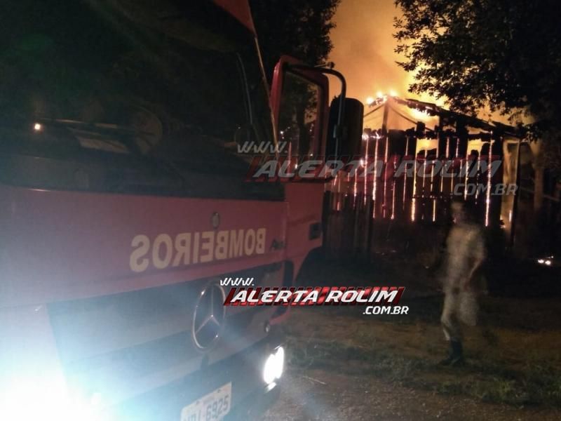 Rolim de Moura – Casa abandonada é destruída por incêndio durante a madrugada no Bairro Beira Rio, assista ao vídeo Rolim de Moura – Casa abandonada é destruída por incêndio durante a madrugada no Bairro Beira Rio, assista ao vídeo