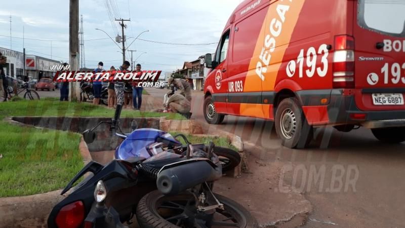 Rolim de Moura – Motociclista é socorrido após bater na lateral de carro que era conduzido por inabilitada  – Vídeo  Rolim de Moura – Motociclista é socorrido após bater na lateral de carro que era conduzido por inabilitada  – Vídeo