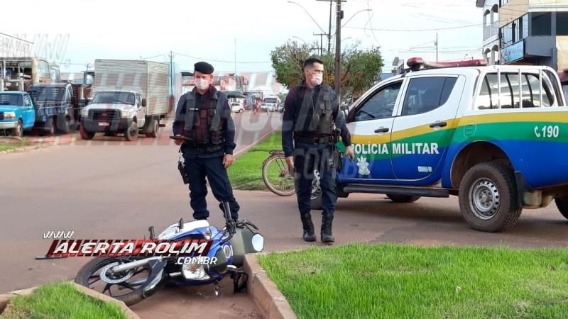 Rolim de Moura – Motociclista é socorrido após bater na lateral de carro que era conduzido por inabilitada  – Vídeo  Rolim de Moura – Motociclista é socorrido após bater na lateral de carro que era conduzido por inabilitada  – Vídeo