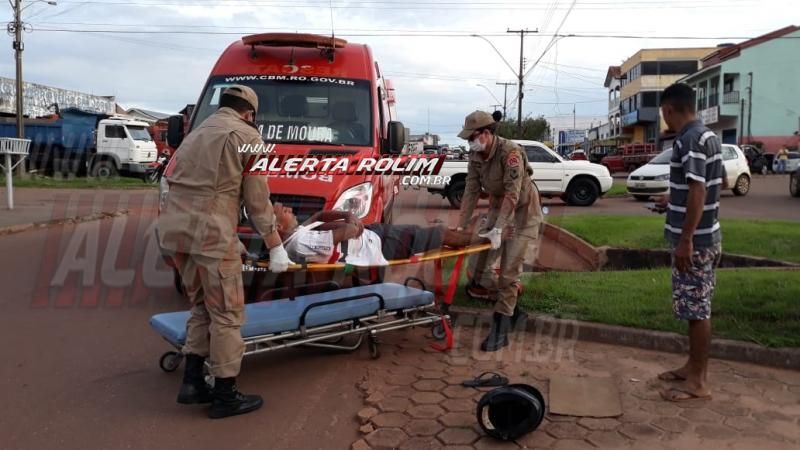 Rolim de Moura – Motociclista é socorrido após bater na lateral de carro que era conduzido por inabilitada  – Vídeo  Rolim de Moura – Motociclista é socorrido após bater na lateral de carro que era conduzido por inabilitada  – Vídeo
