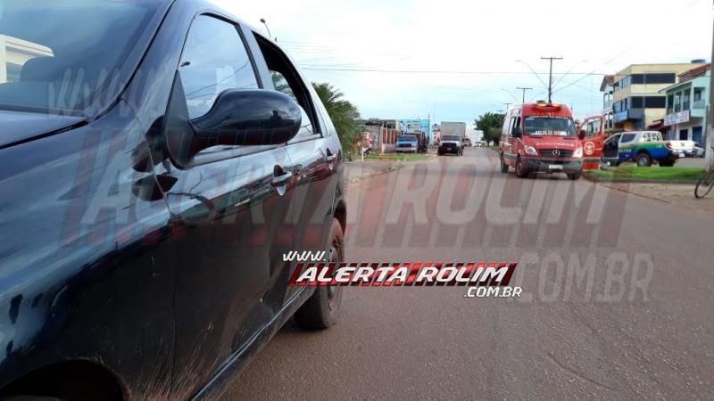 Rolim de Moura – Motociclista é socorrido após bater na lateral de carro que era conduzido por inabilitada  – Vídeo  Rolim de Moura – Motociclista é socorrido após bater na lateral de carro que era conduzido por inabilitada  – Vídeo