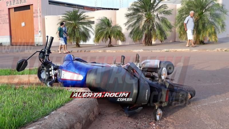 Rolim de Moura – Motociclista é socorrido após bater na lateral de carro que era conduzido por inabilitada  – Vídeo  Rolim de Moura – Motociclista é socorrido após bater na lateral de carro que era conduzido por inabilitada  – Vídeo