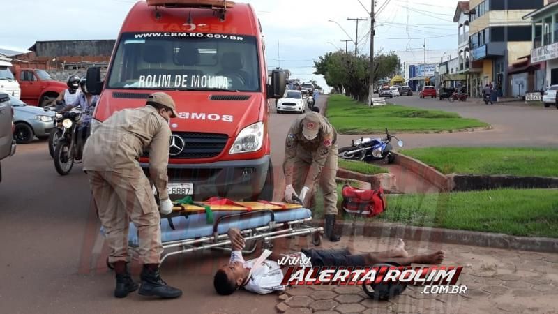 Rolim de Moura – Motociclista é socorrido após bater na lateral de carro que era conduzido por inabilitada  – Vídeo  Rolim de Moura – Motociclista é socorrido após bater na lateral de carro que era conduzido por inabilitada  – Vídeo