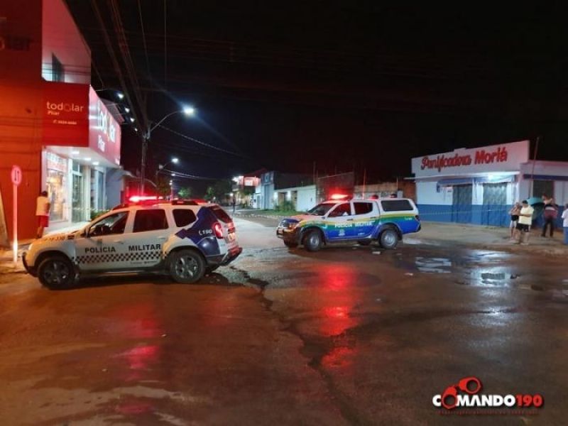Um assaltante é baleado durante troca de tiros com a PM, em Ji-Paraná; Comparsa também é preso Um assaltante é baleado durante troca de tiros com a PM, em Ji-Paraná; Comparsa também é preso