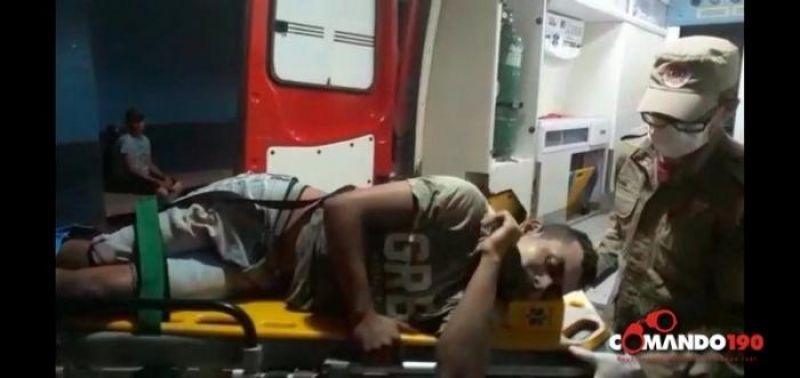 Um assaltante é baleado durante troca de tiros com a PM, em Ji-Paraná; Comparsa também é preso Um assaltante é baleado durante troca de tiros com a PM, em Ji-Paraná; Comparsa também é preso