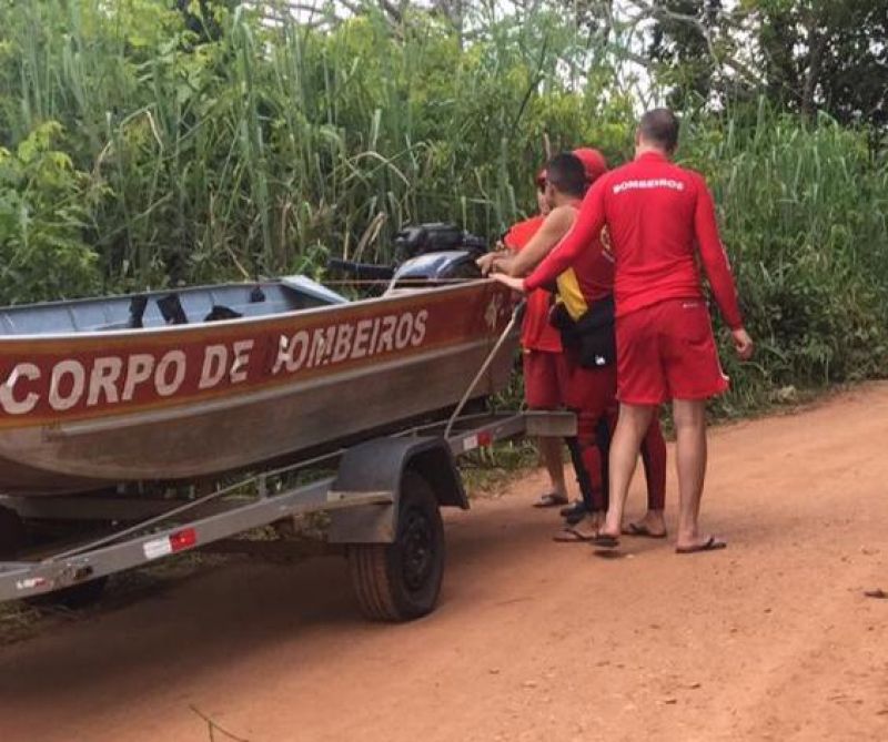 Urgente - Barco vira no rio Machado e uma pessoa está desaparecida, em Cacoal Urgente - Barco vira no rio Machado e uma pessoa está desaparecida, em Cacoal