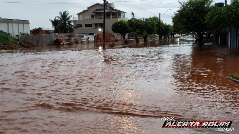 Urgente – Forte chuva causa alagamento em ruas e avenidas da cidade, em Rolim de Moura Urgente – Forte chuva causa alagamento em ruas e avenidas da cidade, em Rolim de Moura