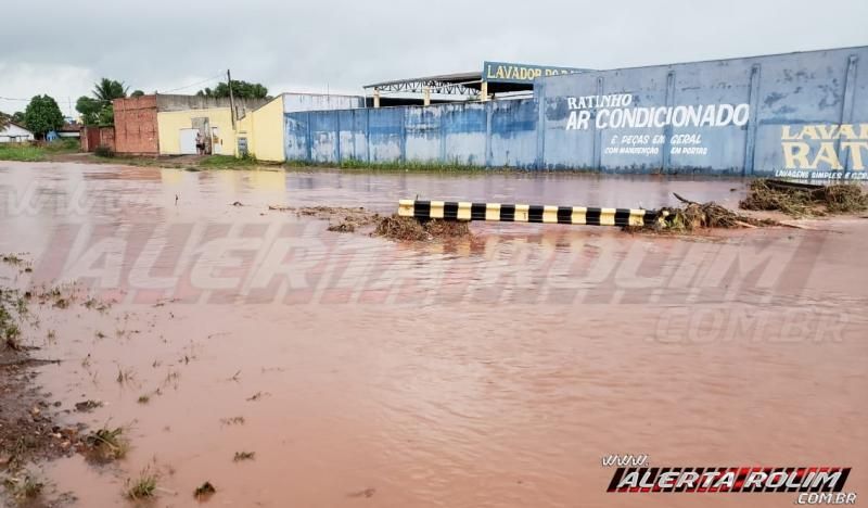 Urgente – Forte chuva causa alagamento em ruas e avenidas da cidade, em Rolim de Moura Urgente – Forte chuva causa alagamento em ruas e avenidas da cidade, em Rolim de Moura