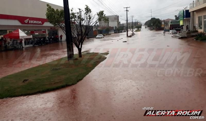 Urgente – Forte chuva causa alagamento em ruas e avenidas da cidade, em Rolim de Moura Urgente – Forte chuva causa alagamento em ruas e avenidas da cidade, em Rolim de Moura