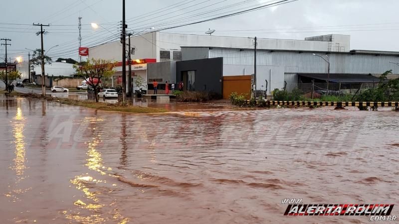 Urgente – Forte chuva causa alagamento em ruas e avenidas da cidade, em Rolim de Moura Urgente – Forte chuva causa alagamento em ruas e avenidas da cidade, em Rolim de Moura