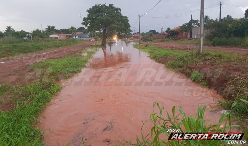 Urgente – Forte chuva causa alagamento em ruas e avenidas da cidade, em Rolim de Moura Urgente – Forte chuva causa alagamento em ruas e avenidas da cidade, em Rolim de Moura