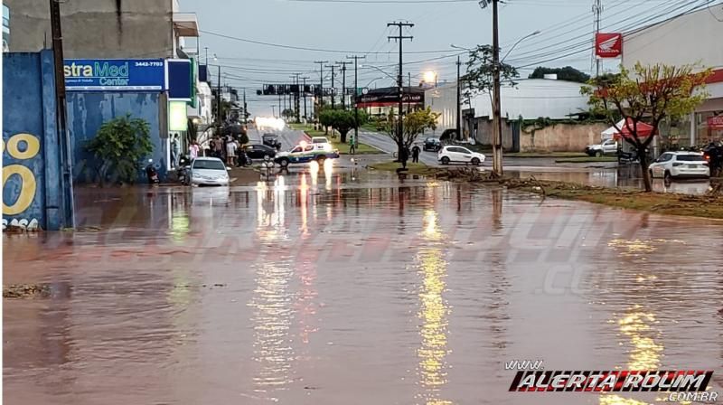 Urgente – Forte chuva causa alagamento em ruas e avenidas da cidade, em Rolim de Moura Urgente – Forte chuva causa alagamento em ruas e avenidas da cidade, em Rolim de Moura
