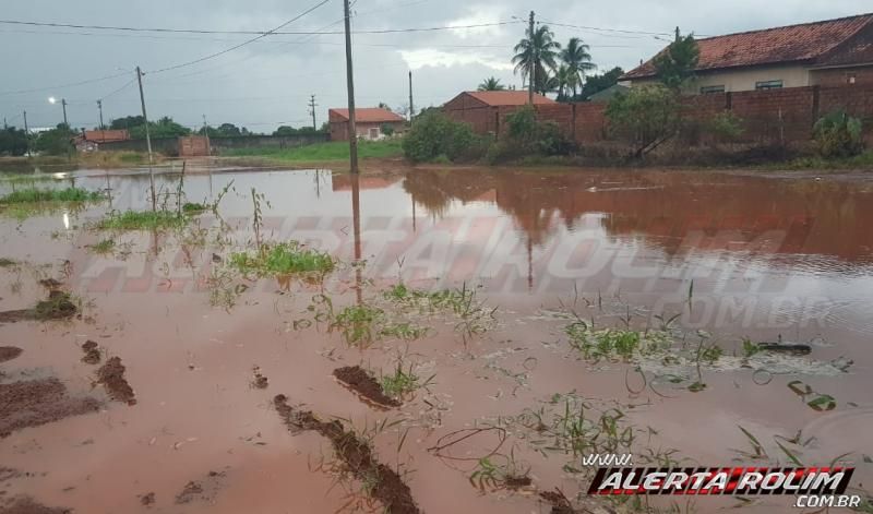 Urgente – Forte chuva causa alagamento em ruas e avenidas da cidade, em Rolim de Moura Urgente – Forte chuva causa alagamento em ruas e avenidas da cidade, em Rolim de Moura