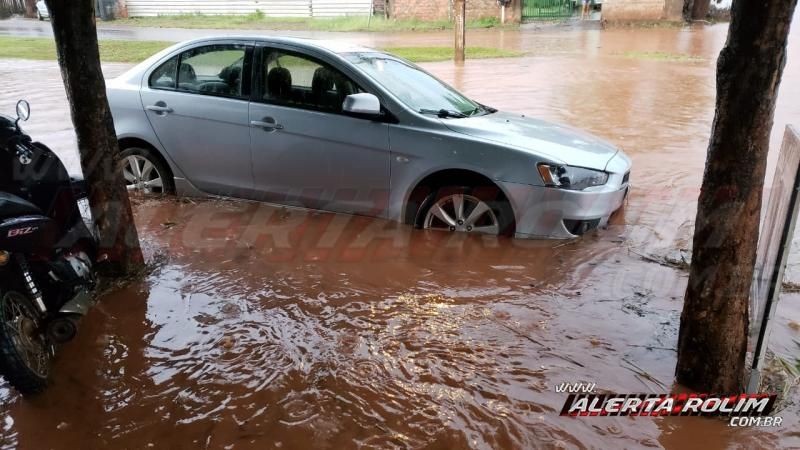 Urgente – Forte chuva causa alagamento em ruas e avenidas da cidade, em Rolim de Moura Urgente – Forte chuva causa alagamento em ruas e avenidas da cidade, em Rolim de Moura