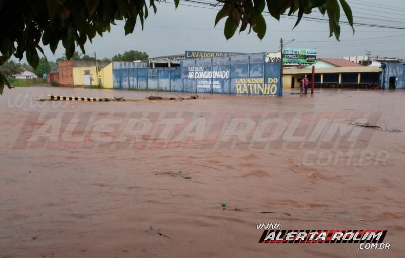 Urgente – Forte chuva causa alagamento em ruas e avenidas da cidade, em Rolim de Moura Urgente – Forte chuva causa alagamento em ruas e avenidas da cidade, em Rolim de Moura