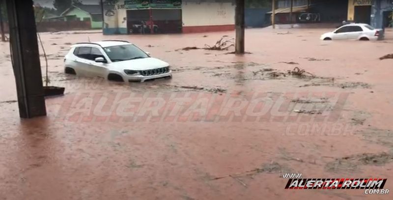 Urgente – Forte chuva causa alagamento em ruas e avenidas da cidade, em Rolim de Moura Urgente – Forte chuva causa alagamento em ruas e avenidas da cidade, em Rolim de Moura