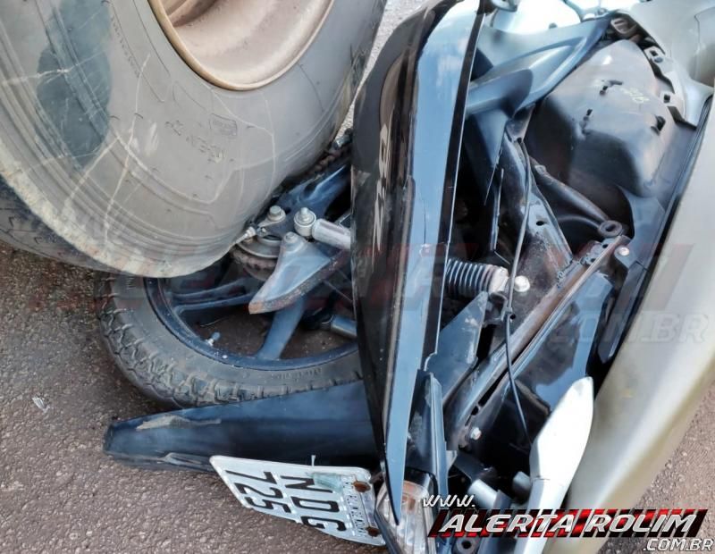 ATUALIZADA – Motociclista é socorrida ao Hospital, após carreta passar sobre moto, em Rolim de Moura - Vídeo ATUALIZADA – Motociclista é socorrida ao Hospital, após carreta passar sobre moto, em Rolim de Moura - Vídeo