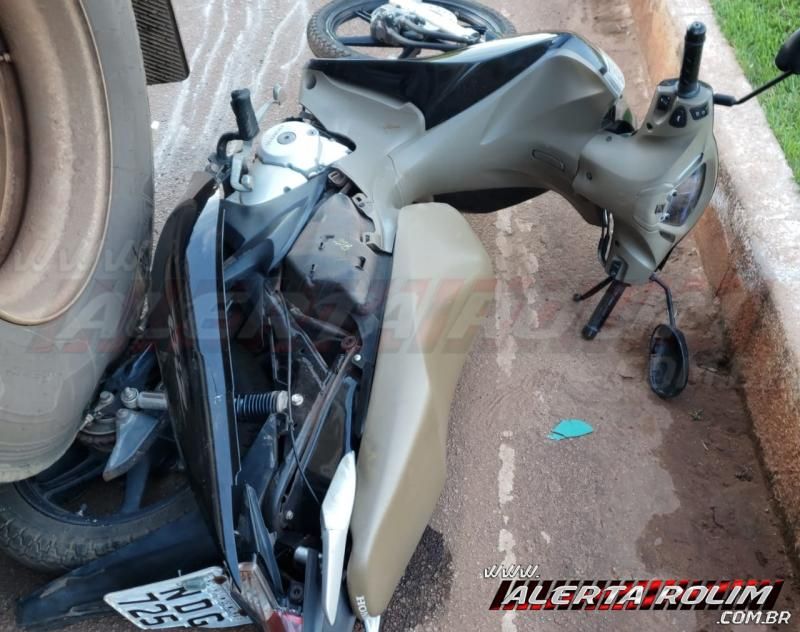 ATUALIZADA – Motociclista é socorrida ao Hospital, após carreta passar sobre moto, em Rolim de Moura - Vídeo ATUALIZADA – Motociclista é socorrida ao Hospital, após carreta passar sobre moto, em Rolim de Moura - Vídeo