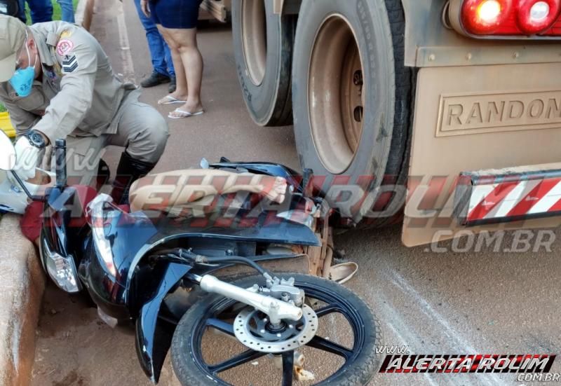 ATUALIZADA – Motociclista é socorrida ao Hospital, após carreta passar sobre moto, em Rolim de Moura - Vídeo ATUALIZADA – Motociclista é socorrida ao Hospital, após carreta passar sobre moto, em Rolim de Moura - Vídeo
