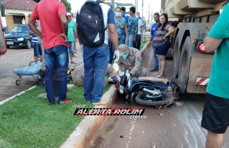 ATUALIZADA – Motociclista é socorrida ao Hospital, após carreta passar sobre moto, em Rolim de Moura - Vídeo ATUALIZADA – Motociclista é socorrida ao Hospital, após carreta passar sobre moto, em Rolim de Moura - Vídeo