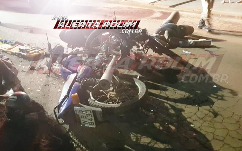 Violenta colisão frontal entre motos na Avenida São Paulo resulta em duas vítimas com fraturas, em Rolim de Moura – Vídeo   Violenta colisão frontal entre motos na Avenida São Paulo resulta em duas vítimas com fraturas, em Rolim de Moura – Vídeo