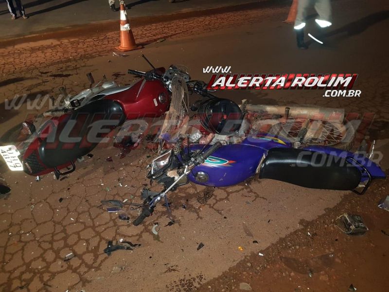 Violenta colisão frontal entre motos na Avenida São Paulo resulta em duas vítimas com fraturas, em Rolim de Moura – Vídeo   Violenta colisão frontal entre motos na Avenida São Paulo resulta em duas vítimas com fraturas, em Rolim de Moura – Vídeo