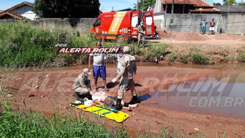 Condutor inabilitado é socorrido após cair com moto dentro de rio, em Rolim de Moura Condutor inabilitado é socorrido após cair com moto dentro de rio, em Rolim de Moura