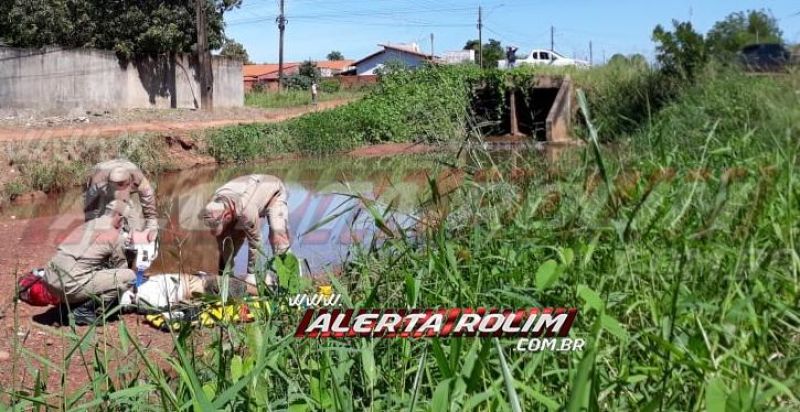 Condutor inabilitado é socorrido após cair com moto dentro de rio, em Rolim de Moura Condutor inabilitado é socorrido após cair com moto dentro de rio, em Rolim de Moura