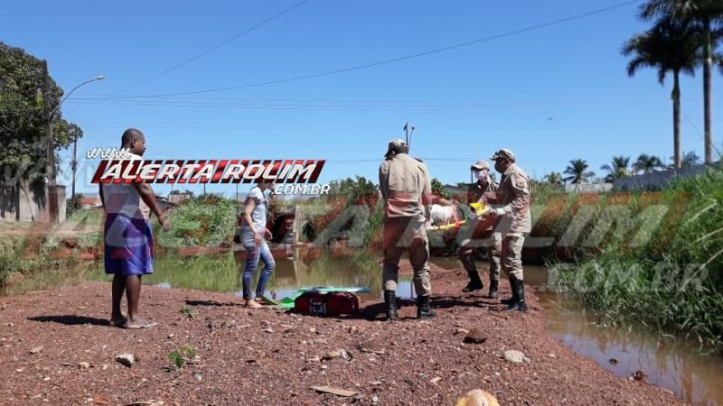 Condutor inabilitado é socorrido após cair com moto dentro de rio, em Rolim de Moura Condutor inabilitado é socorrido após cair com moto dentro de rio, em Rolim de Moura