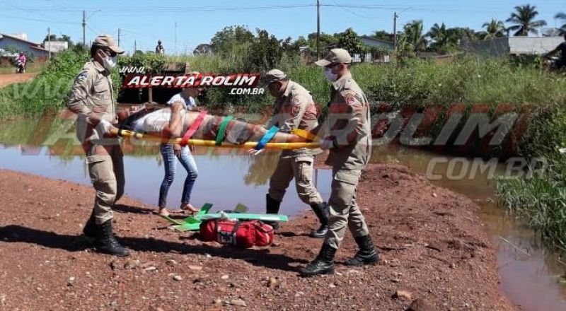 Condutor inabilitado é socorrido após cair com moto dentro de rio, em Rolim de Moura Condutor inabilitado é socorrido após cair com moto dentro de rio, em Rolim de Moura