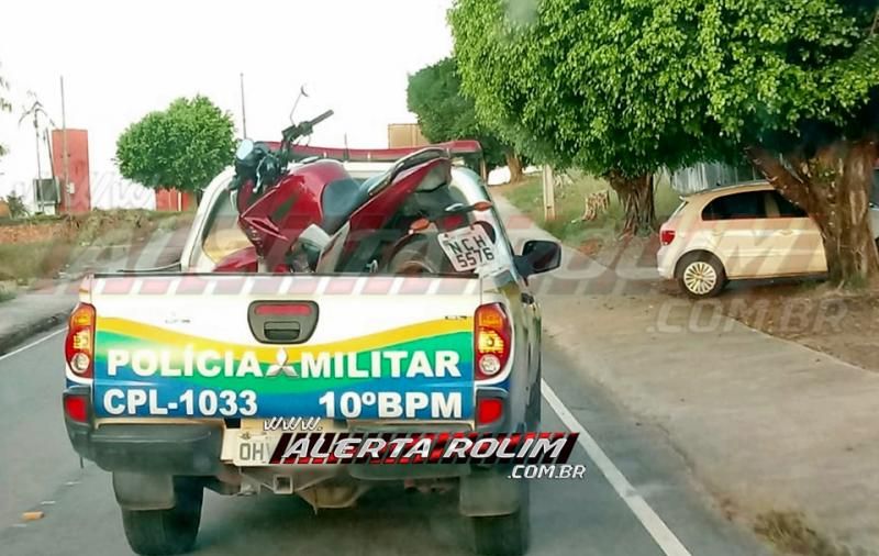 Após dois roubos seguidos, em Rolim de Moura, PM do 10º Batalhão age rápido e prende três suspeitos com arma de fogo e recupera produtos roubados Após dois roubos seguidos, em Rolim de Moura, PM do 10º Batalhão age rápido e prende três suspeitos com arma de fogo e recupera produtos roubados
