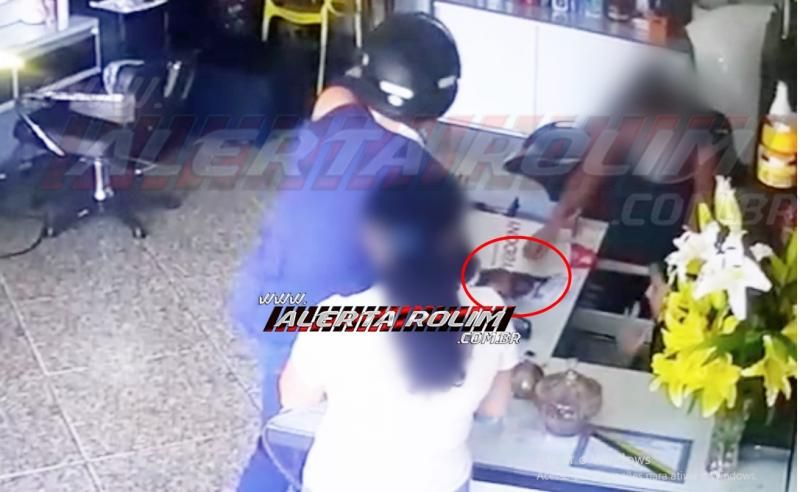 Após dois roubos seguidos, em Rolim de Moura, PM do 10º Batalhão age rápido e prende três suspeitos com arma de fogo e recupera produtos roubados Após dois roubos seguidos, em Rolim de Moura, PM do 10º Batalhão age rápido e prende três suspeitos com arma de fogo e recupera produtos roubados