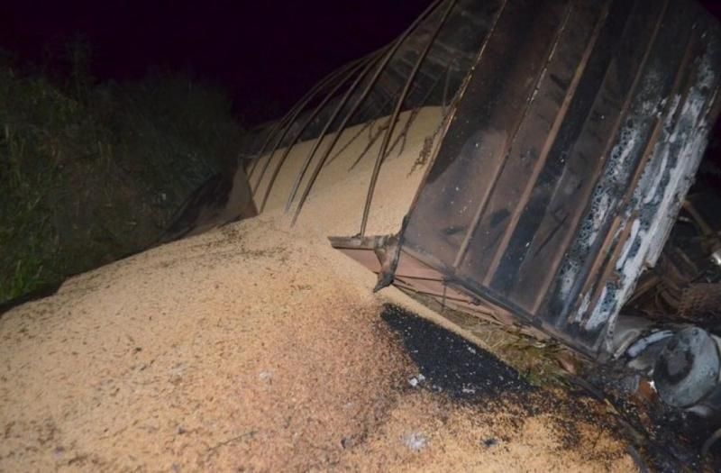 Carreta perde controle na BR-364, sai da pista e pega fogo, em Jaru Carreta perde controle na BR-364, sai da pista e pega fogo, em Jaru