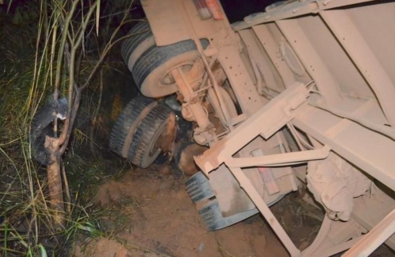 Carreta perde controle na BR-364, sai da pista e pega fogo, em Jaru Carreta perde controle na BR-364, sai da pista e pega fogo, em Jaru
