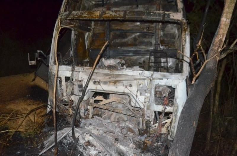 Carreta perde controle na BR-364, sai da pista e pega fogo, em Jaru Carreta perde controle na BR-364, sai da pista e pega fogo, em Jaru