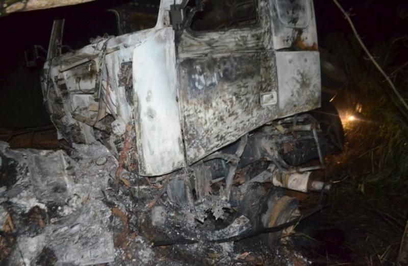 Carreta perde controle na BR-364, sai da pista e pega fogo, em Jaru