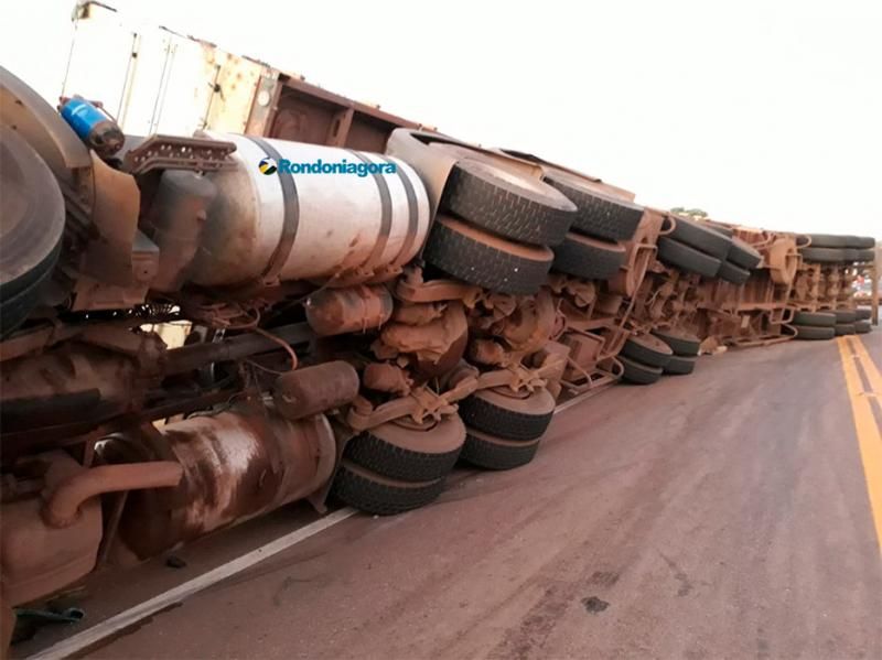 Carreta tomba na ponte do rio Madeira e população saqueia carga Carreta tomba na ponte do rio Madeira e população saqueia carga