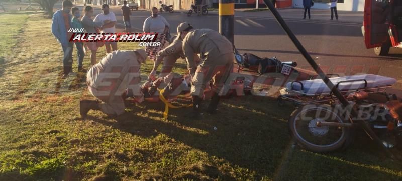 Colisão entre duas motos deixa um dos condutores inconsciente e com fratura na perna, em Rolim de Moura – Veja o vídeo Colisão entre duas motos deixa um dos condutores inconsciente e com fratura na perna, em Rolim de Moura – Veja o vídeo