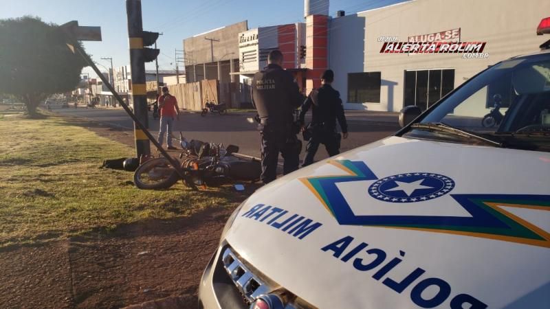 Colisão entre duas motos deixa um dos condutores inconsciente e com fratura na perna, em Rolim de Moura – Veja o vídeo Colisão entre duas motos deixa um dos condutores inconsciente e com fratura na perna, em Rolim de Moura – Veja o vídeo