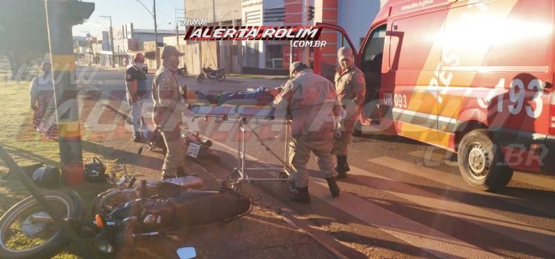 Colisão entre duas motos deixa um dos condutores inconsciente e com fratura na perna, em Rolim de Moura – Veja o vídeo Colisão entre duas motos deixa um dos condutores inconsciente e com fratura na perna, em Rolim de Moura – Veja o vídeo