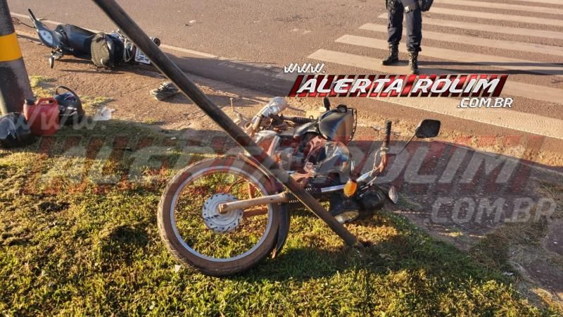 Colisão entre duas motos deixa um dos condutores inconsciente e com fratura na perna, em Rolim de Moura – Veja o vídeo Colisão entre duas motos deixa um dos condutores inconsciente e com fratura na perna, em Rolim de Moura – Veja o vídeo