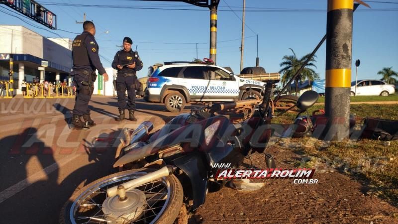 Colisão entre duas motos deixa um dos condutores inconsciente e com fratura na perna, em Rolim de Moura – Veja o vídeo Colisão entre duas motos deixa um dos condutores inconsciente e com fratura na perna, em Rolim de Moura – Veja o vídeo