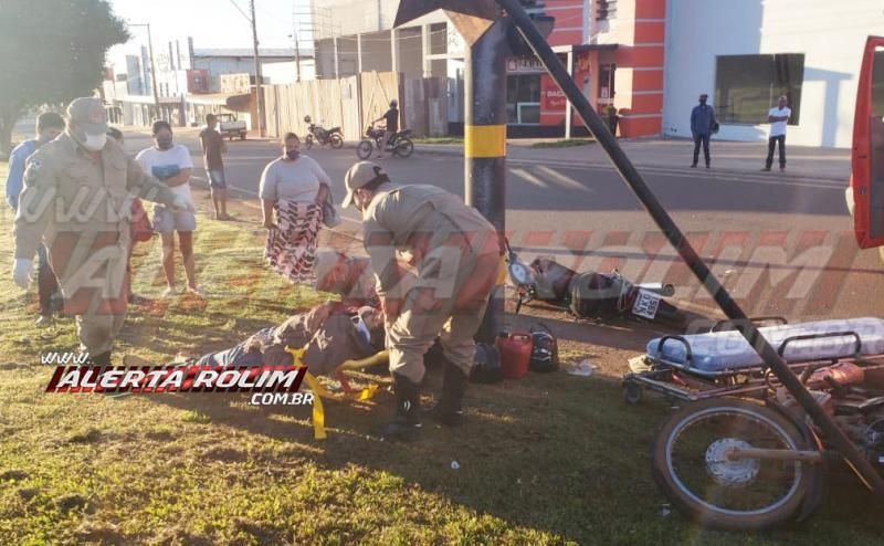 Colisão entre duas motos deixa um dos condutores inconsciente e com fratura na perna, em Rolim de Moura – Veja o vídeo Colisão entre duas motos deixa um dos condutores inconsciente e com fratura na perna, em Rolim de Moura – Veja o vídeo