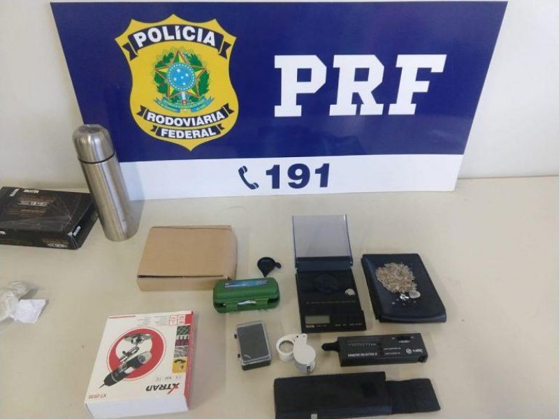Diamantes são encontrados pela PRF em carro blindado e três pessoas são presas em Vilhena Diamantes são encontrados pela PRF em carro blindado e três pessoas são presas em Vilhena
