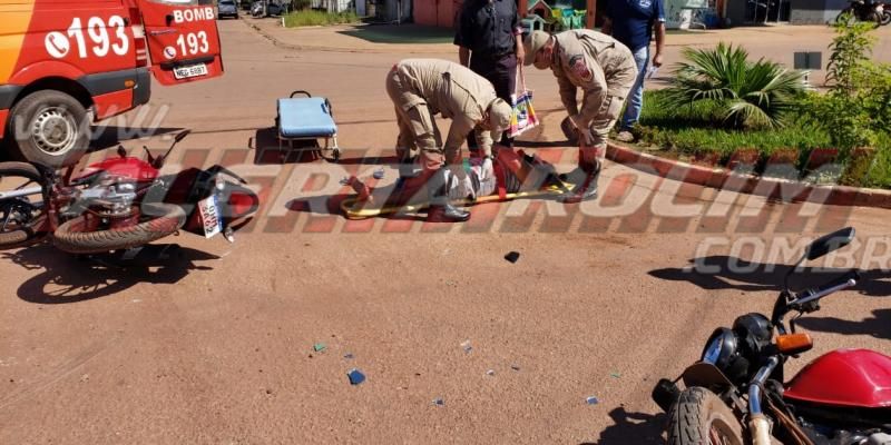 Motociclista inabilitado atinge condutor que avançou a via e duas pessoas acabam feridas, em Rolim de Moura - Veja o vídeo do momento da colisão entre as duas motos envolvidas Motociclista inabilitado atinge condutor que avançou a via e duas pessoas acabam feridas, em Rolim de Moura - Veja o vídeo do momento da colisão entre as duas motos envolvidas
