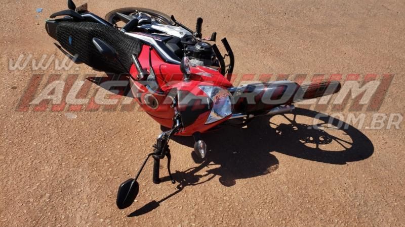 Motociclista inabilitado atinge condutor que avançou a via e duas pessoas acabam feridas, em Rolim de Moura - Veja o vídeo do momento da colisão entre as duas motos envolvidas Motociclista inabilitado atinge condutor que avançou a via e duas pessoas acabam feridas, em Rolim de Moura - Veja o vídeo do momento da colisão entre as duas motos envolvidas