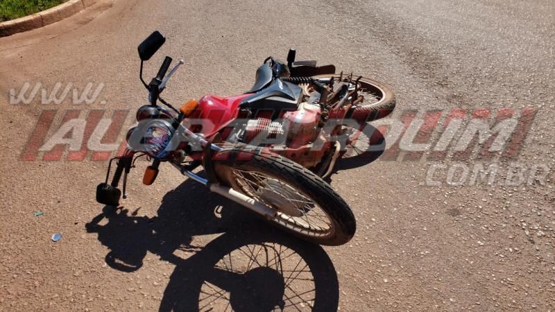 Motociclista inabilitado atinge condutor que avançou a via e duas pessoas acabam feridas, em Rolim de Moura - Veja o vídeo do momento da colisão entre as duas motos envolvidas Motociclista inabilitado atinge condutor que avançou a via e duas pessoas acabam feridas, em Rolim de Moura - Veja o vídeo do momento da colisão entre as duas motos envolvidas
